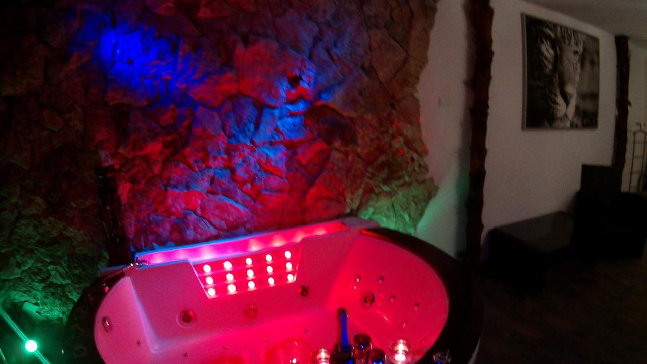 Egzotyczny Diamonds I Zanzi W Krainie Alicji Homestay Elk